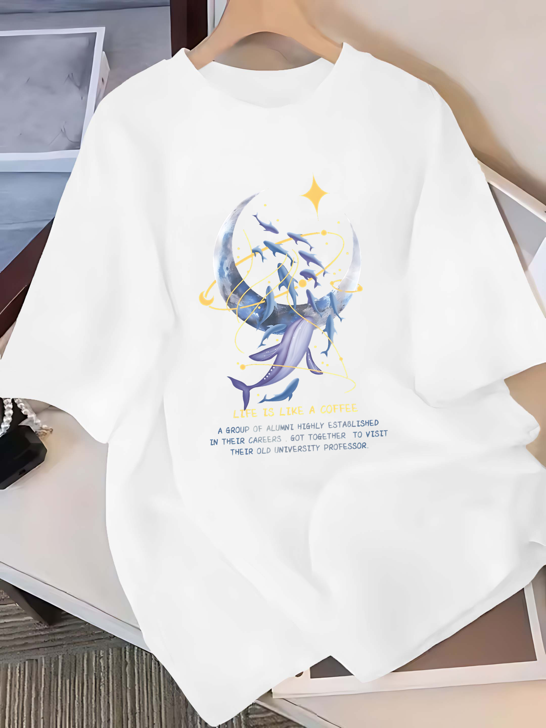 Summer Clothing Images - Het beeld toont een dromerige walvis